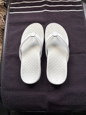 Vionic Gray Flip Flop Sandals